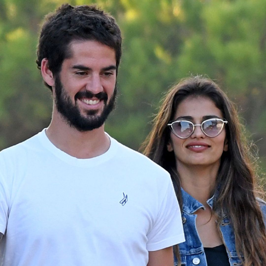 ¡Todo sonrisas! Isco Alarcón y Sara Sálamo pasean su amor por Málaga