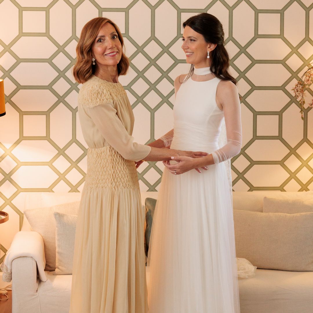 La invitada más elegante de esta boda en Madrid fue la madre de la novia, vestida de amarillo mantequilla y con tocado a juego