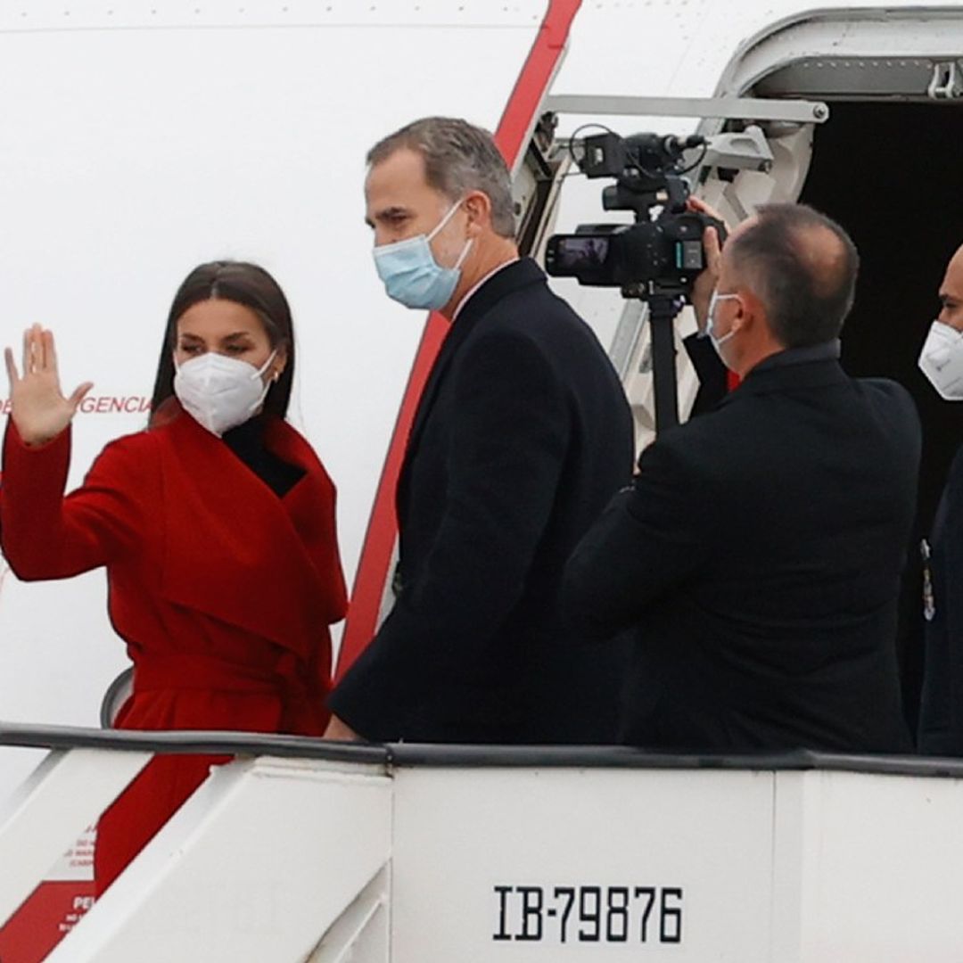Los Reyes ponen rumbo a Suecia tras una despedida con honores en el aeropuerto