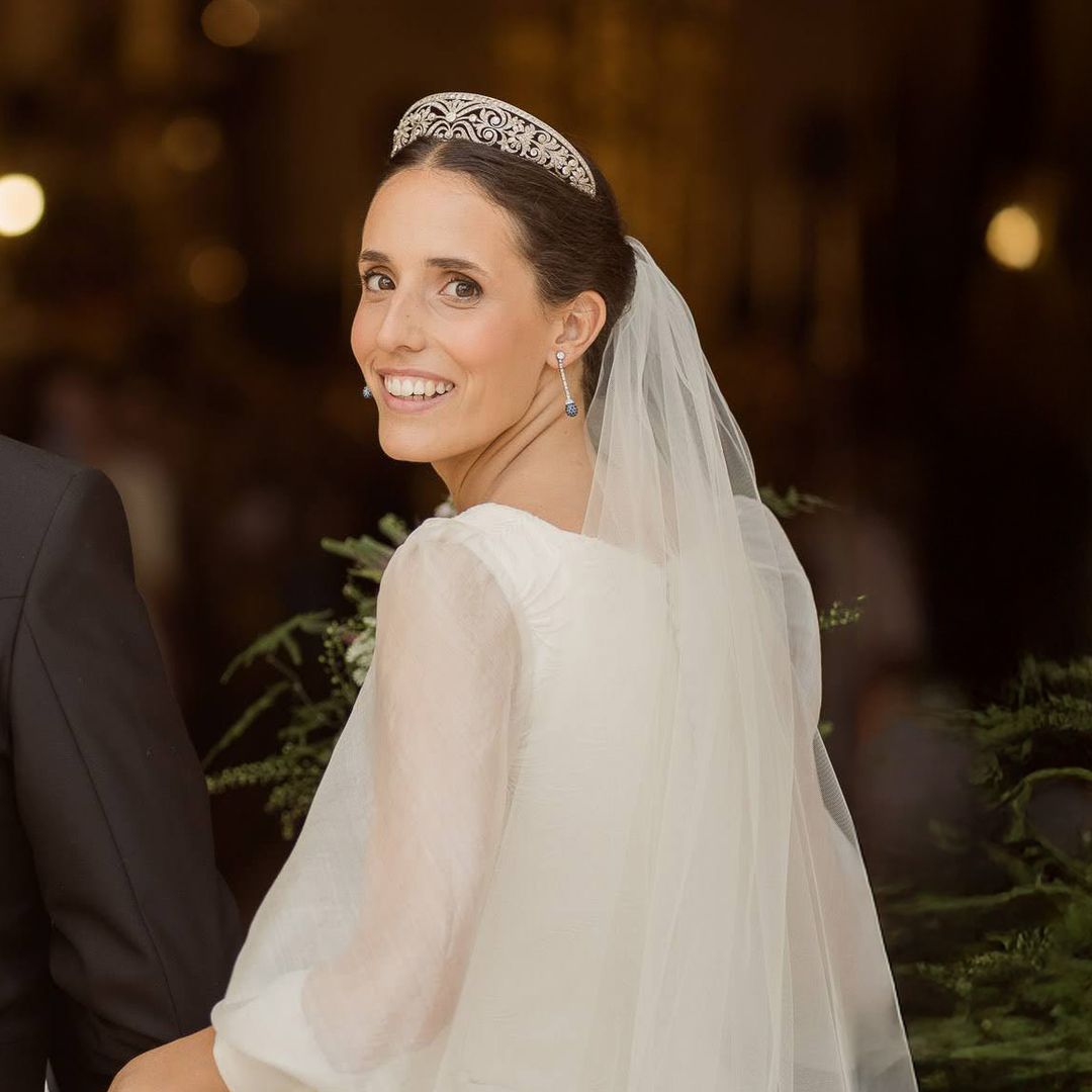 Dónde encontrar tiaras de novia y diademas en alquiler para brillar el día de tu boda
