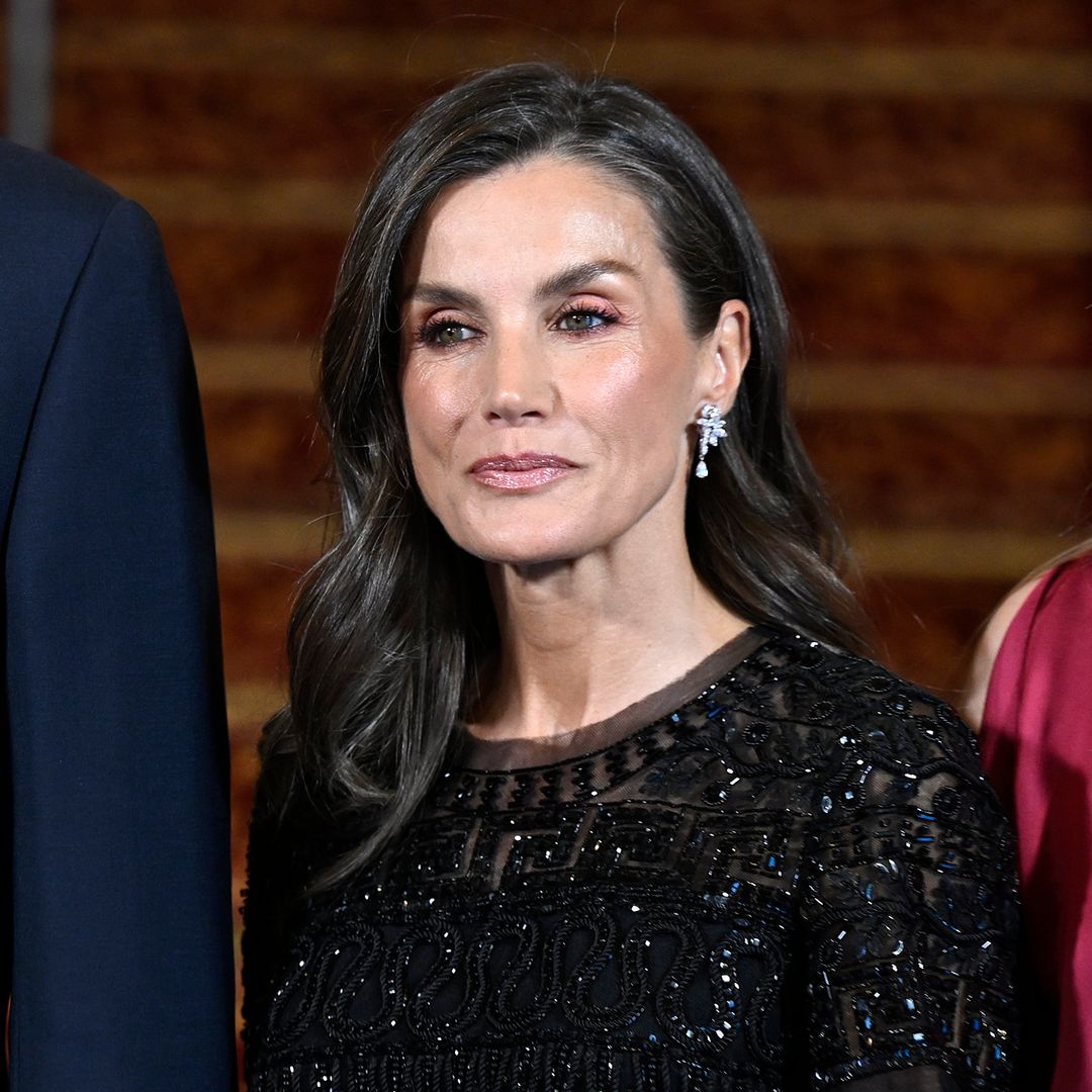 La reina Letizia, pura elegancia con un top con transparencias y sus dos anillos favoritos por primera vez juntos