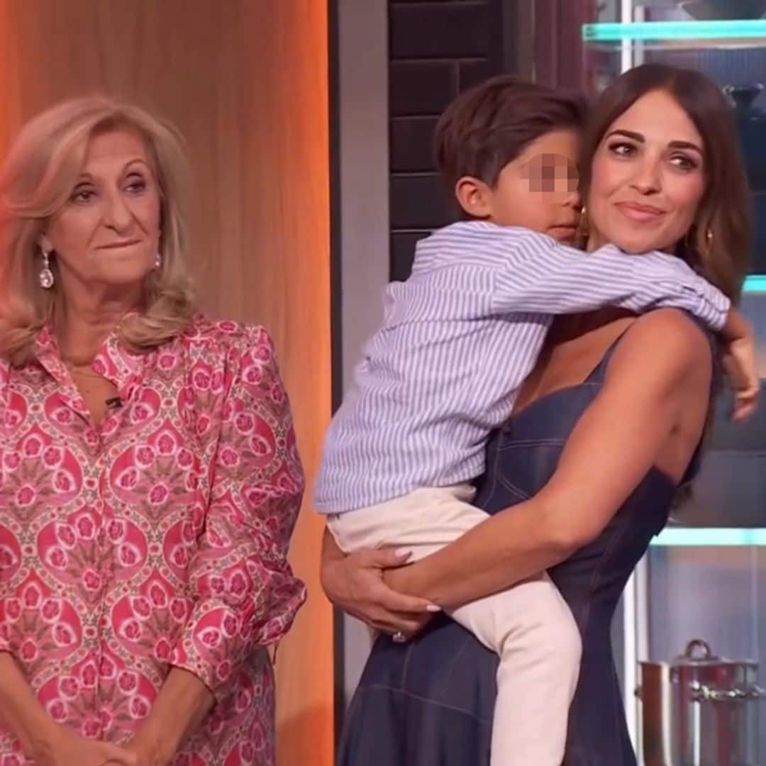 Paula Echevarría en la final de 'MasterChef Celebrity' con su hijo Miki en brazos y su suegra al lado