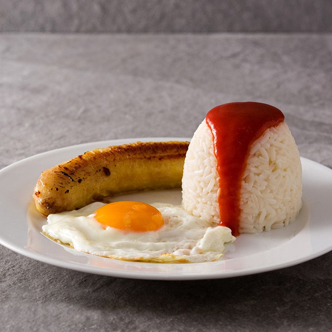 Cómo hacer arroz a la cubana, un plato español de toda la vida que nos vuelve locos