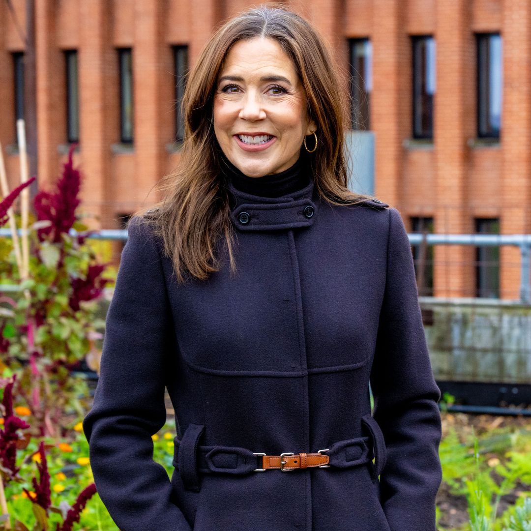 Mary de Dinamarca rescata un abrigo italiano de hace 20 años para combinarlo con sus botas más cómodas: "Sigue siendo tan moderno como el primer día"