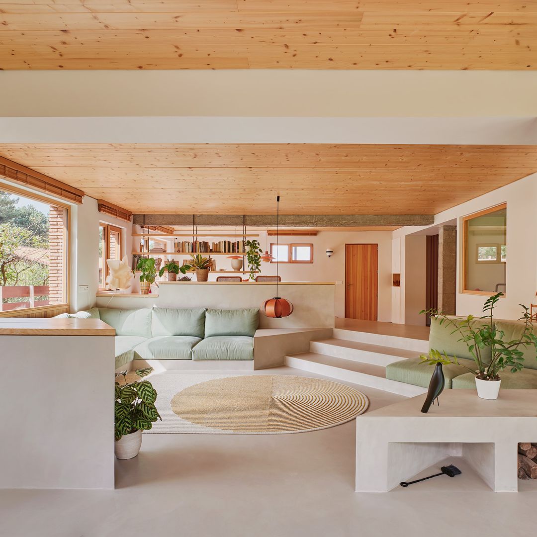 Una casa de los años 70 reinventada alrededor del jardín: espacios conectados, desniveles y mucho color