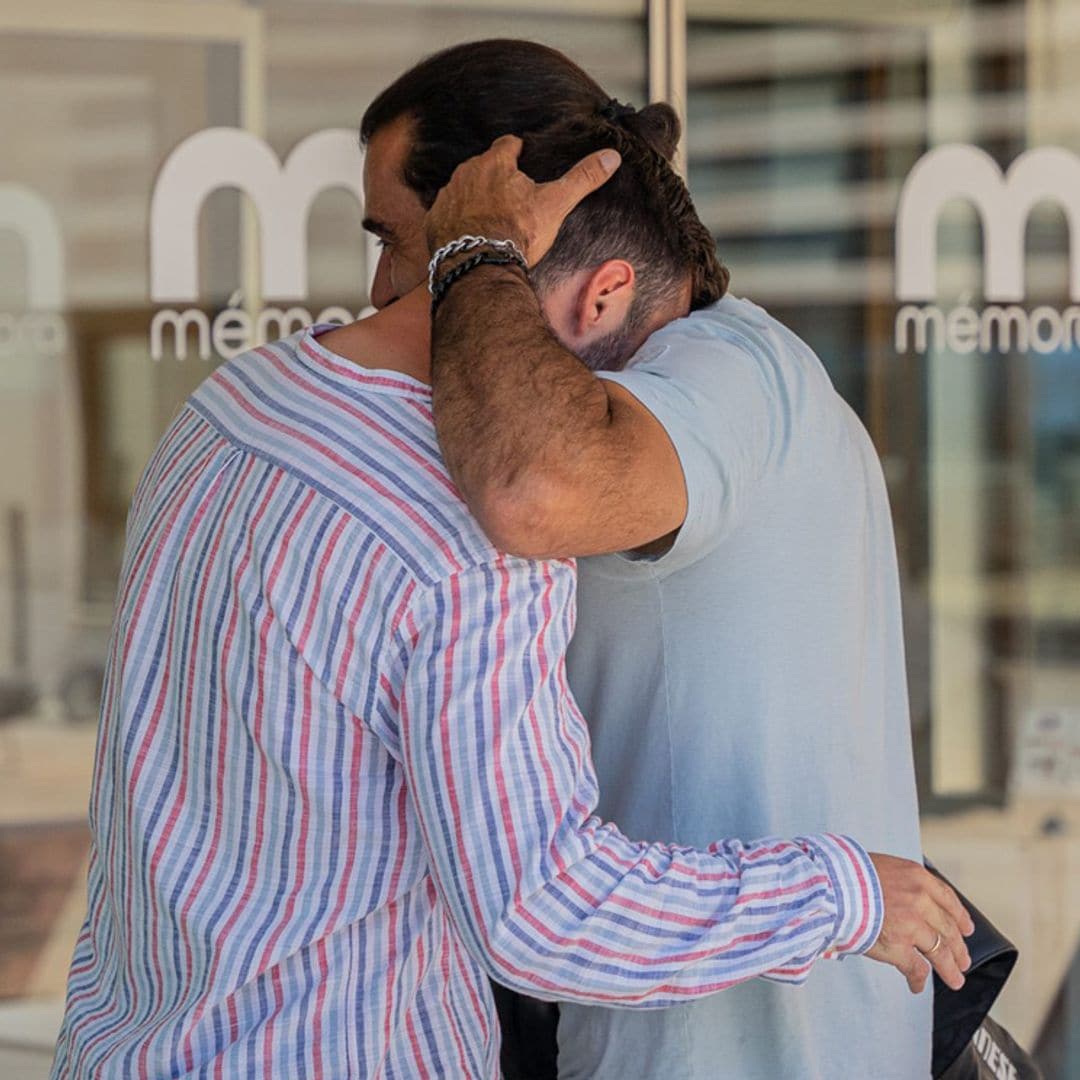 Los hijos de Lluís Llongueras, desolados en el último adiós al peluquero