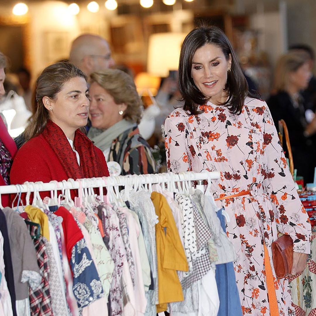 Un vestido, un broche y adornos navideños: todos los detalles de las compras de las Reinas en el rastrillo