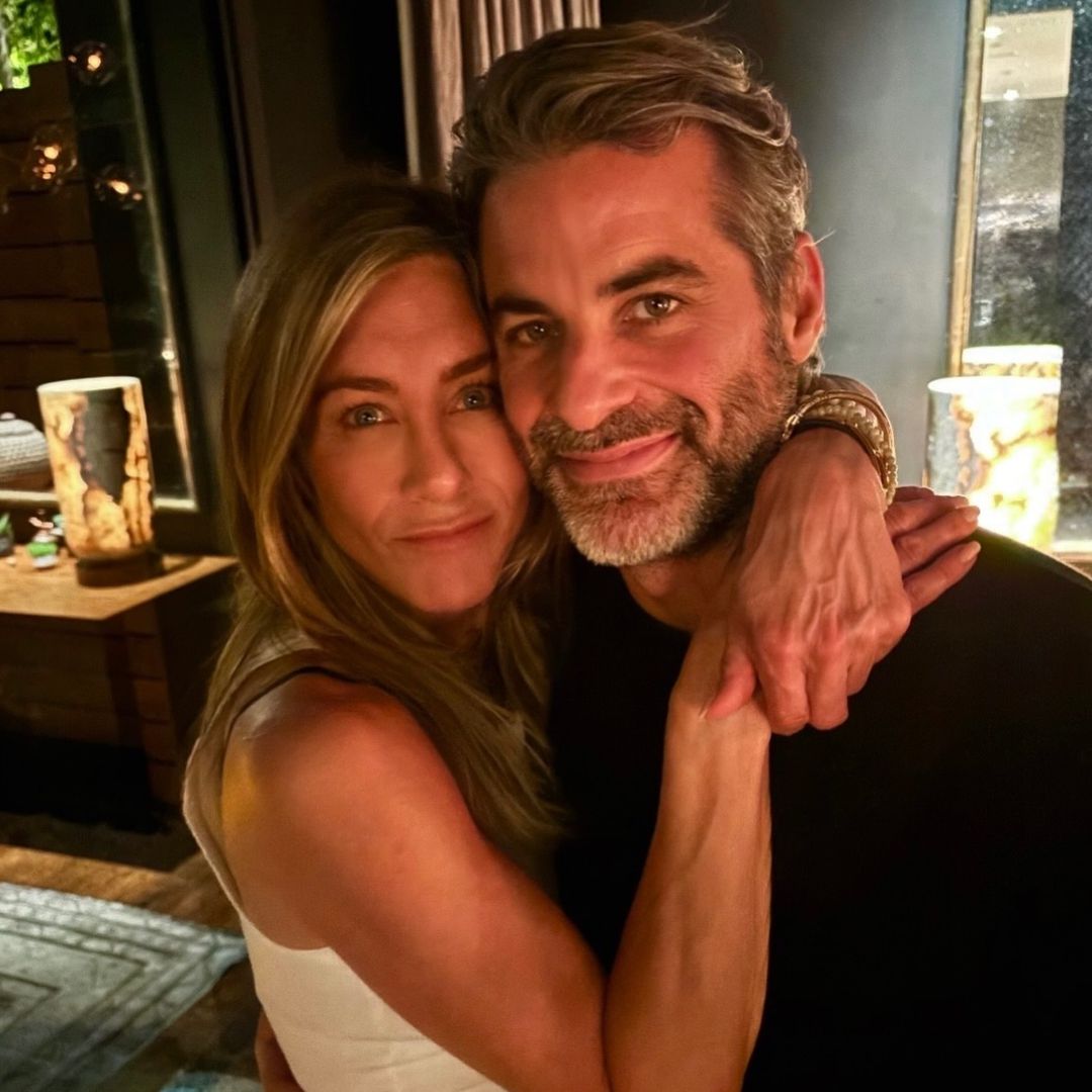 Jennifer Aniston deslumbra en microbikini durante una escapada romántica con Jim Curtis