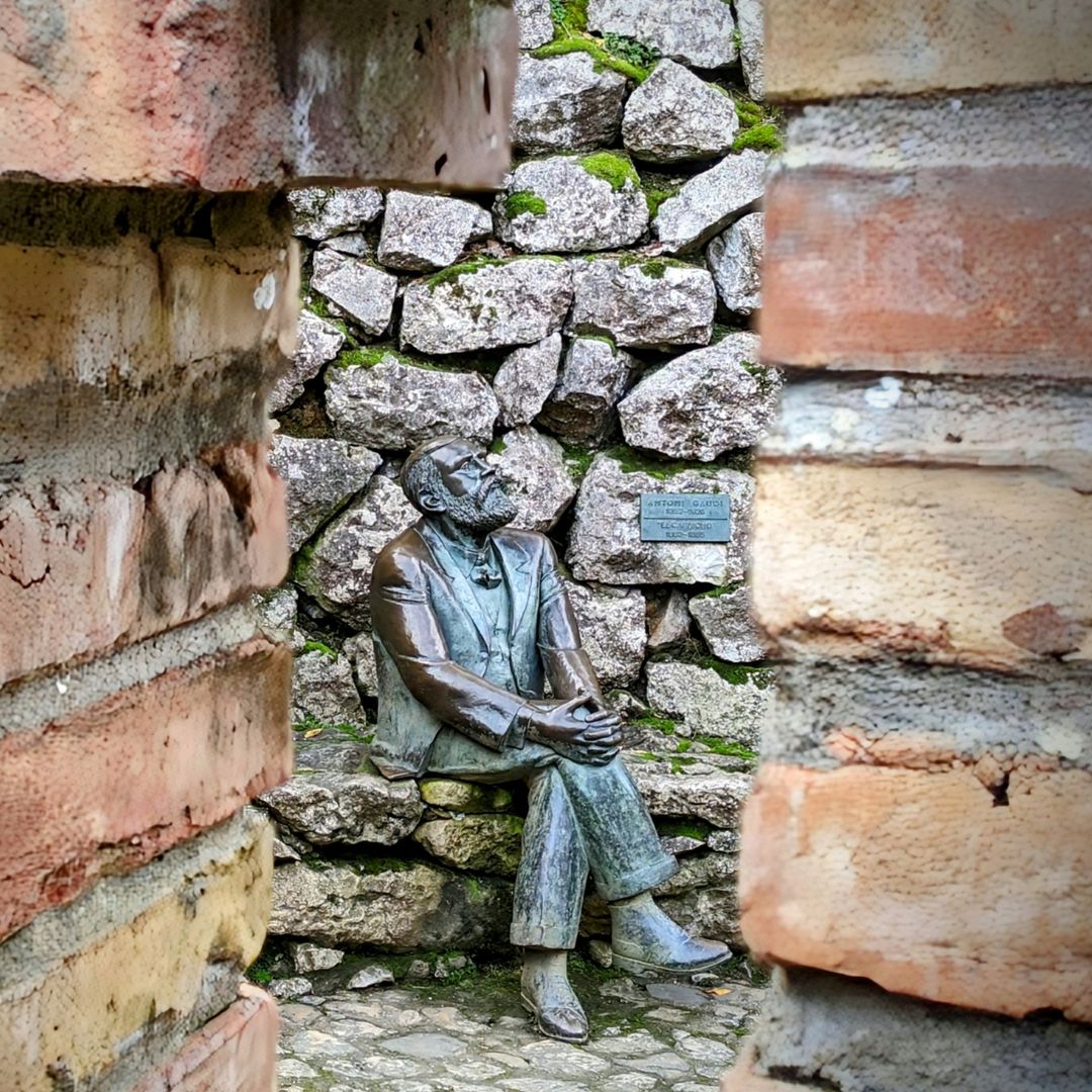 Gaudí en un rincón de El Capricho de Gaudí, Comillas, Cantabria