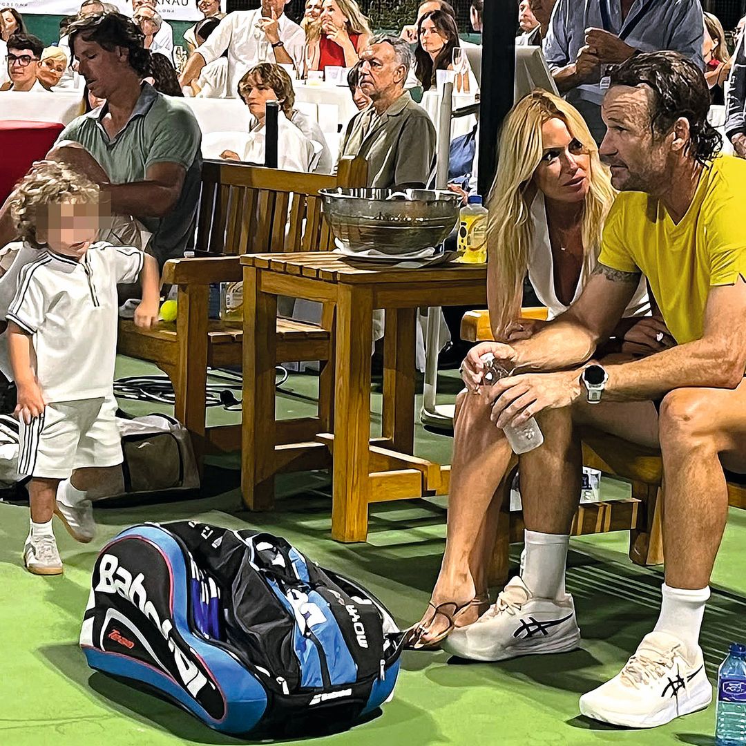Feliciano con sus dos hijos y Carlos con su mujer