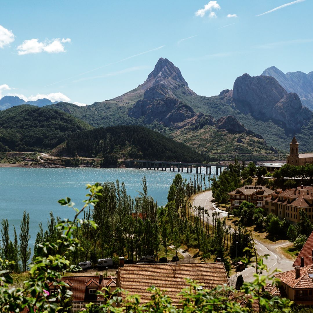 Panorámica del embalse y el pueblo de Riaño, León
