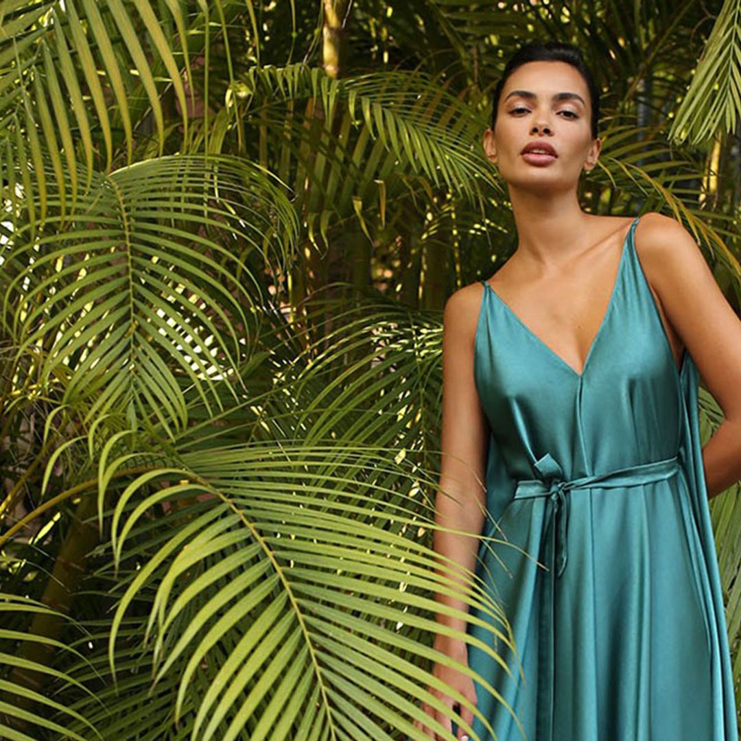 ¿Sencilla, minimalista o sofisticada? Un vestido liso para cada tipo de invitada