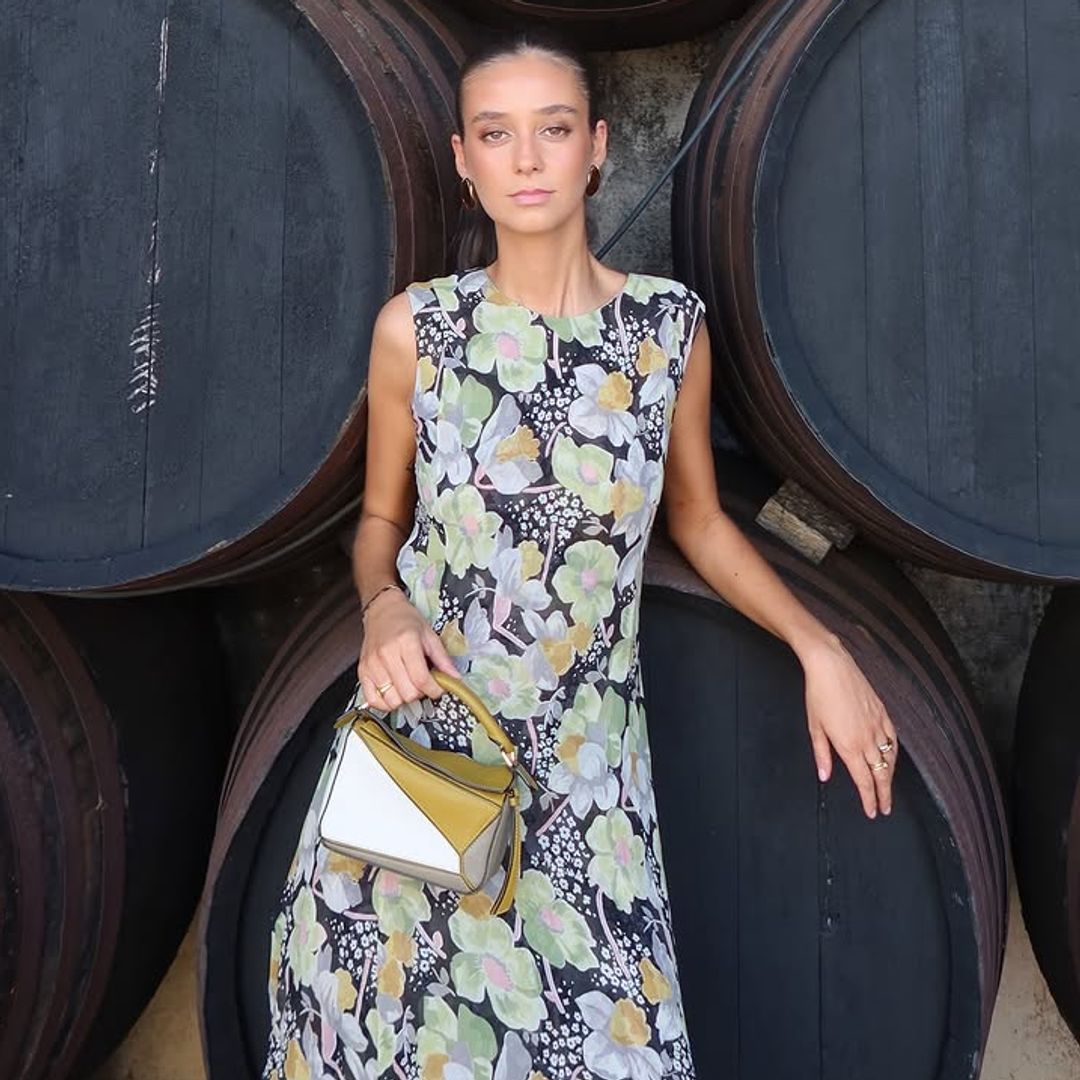 Victoria Federica se corona como la invitada perfecta de entretiempo con un vestido de flores que fichó en pasarela y conecta con su padre