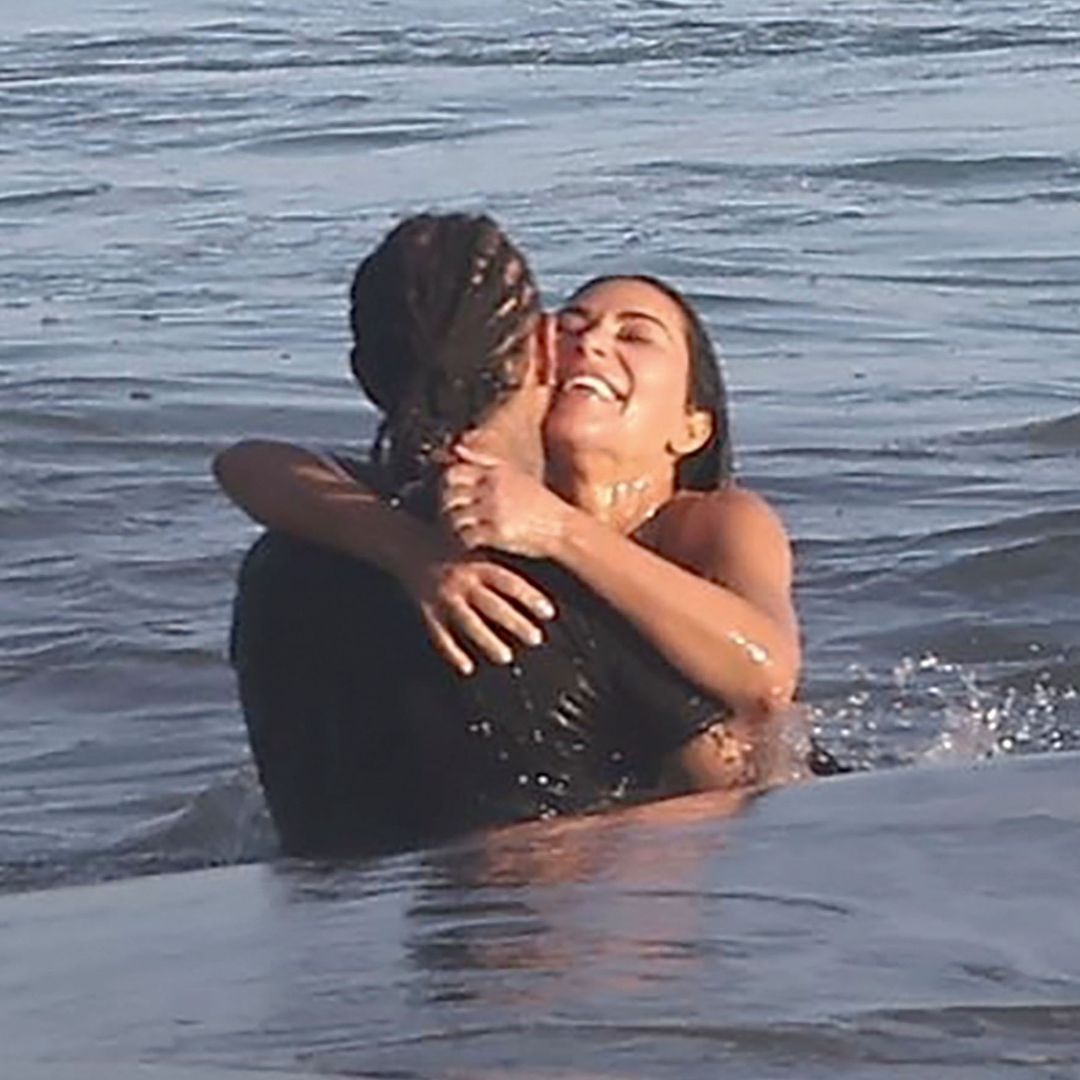 Kim Kardashian y Lewis Hamilton como 'tortolitos' en el mar