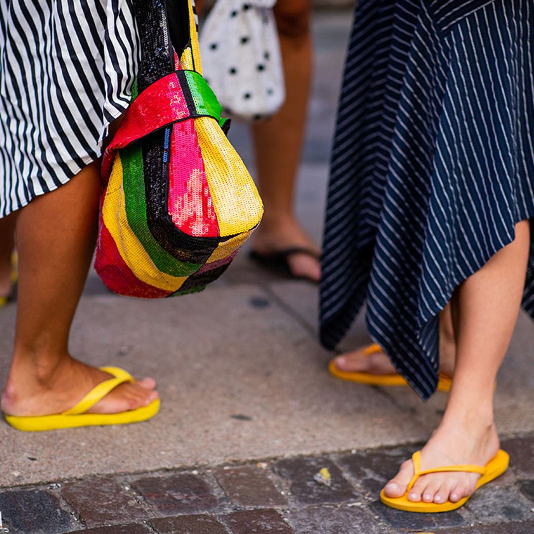 Así se llevan las sandalias 'flip flop', el fenómeno viral de la temporada