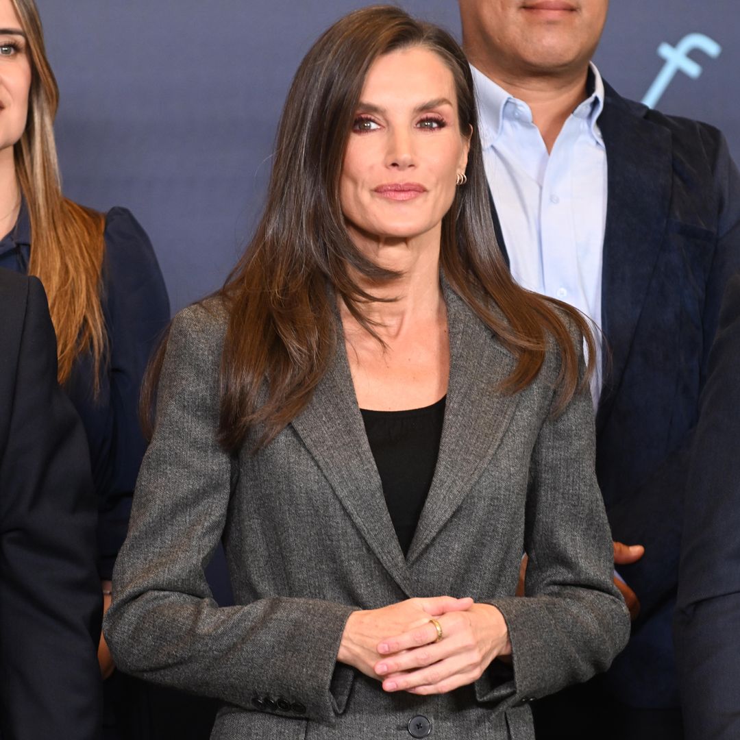 La reina Letizia aplica la expresión "el día y la noche" al pie de la letra: su último look gris para una cita financiera