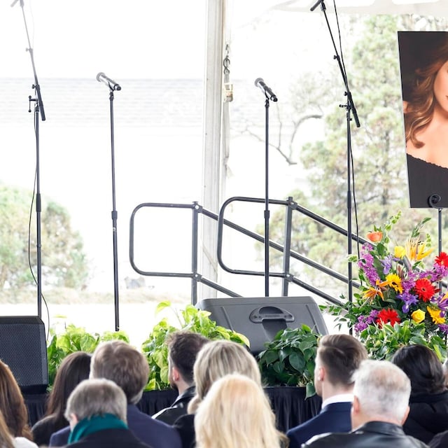 priscilla presley en el funeral p blico de su hija lisa marie