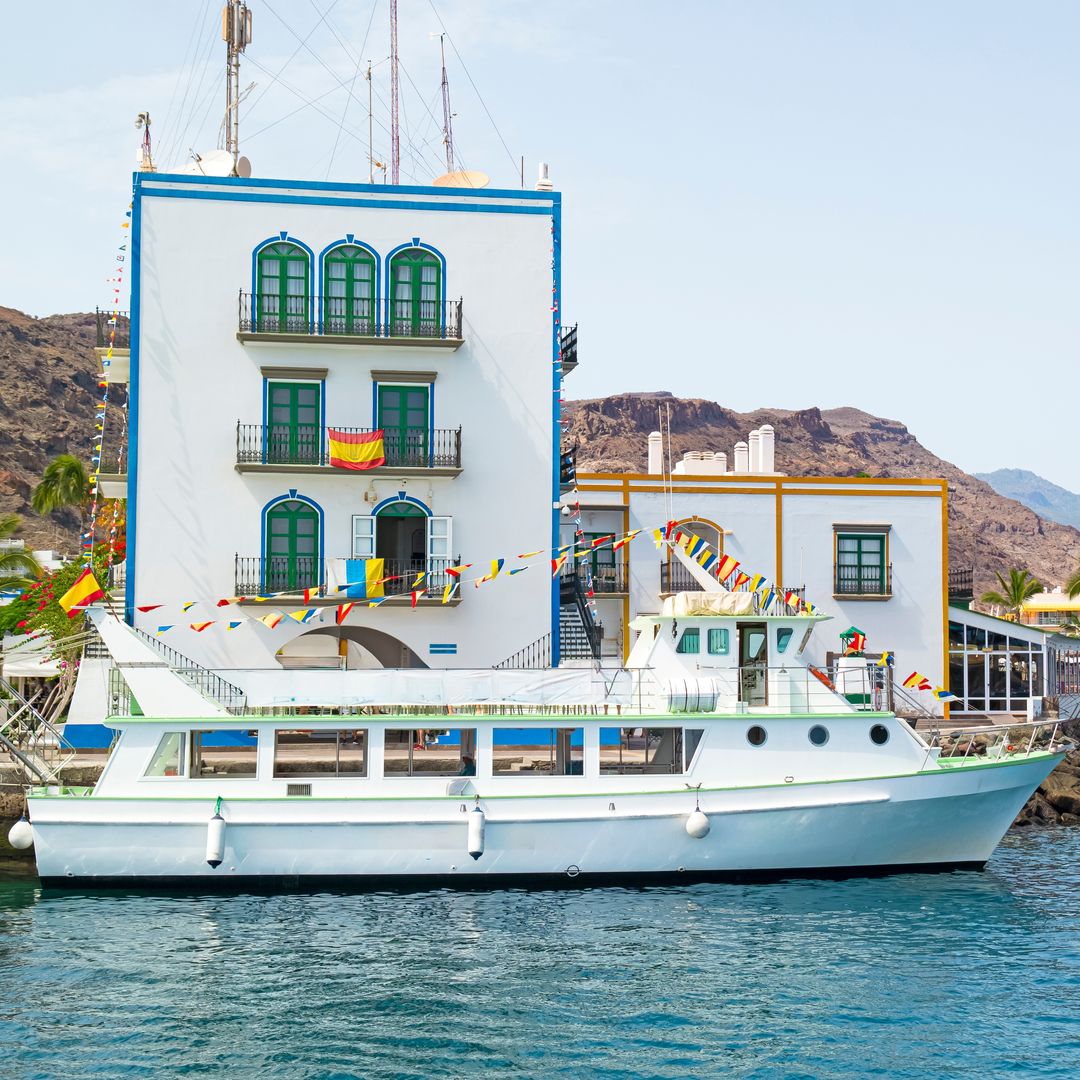 Barco turístico en el Puerto de Mogán, Gran Canaria