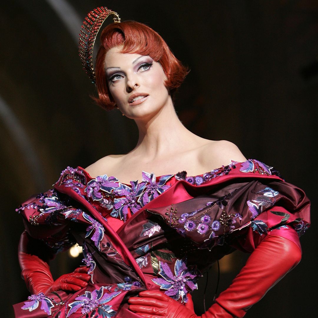 20 momentazos de la camaleónica Linda Evangelista sobre la pasarela: del vestido de novia de Karl Lagerfeld al ‘Old Hollywood’ rosa de Galliano