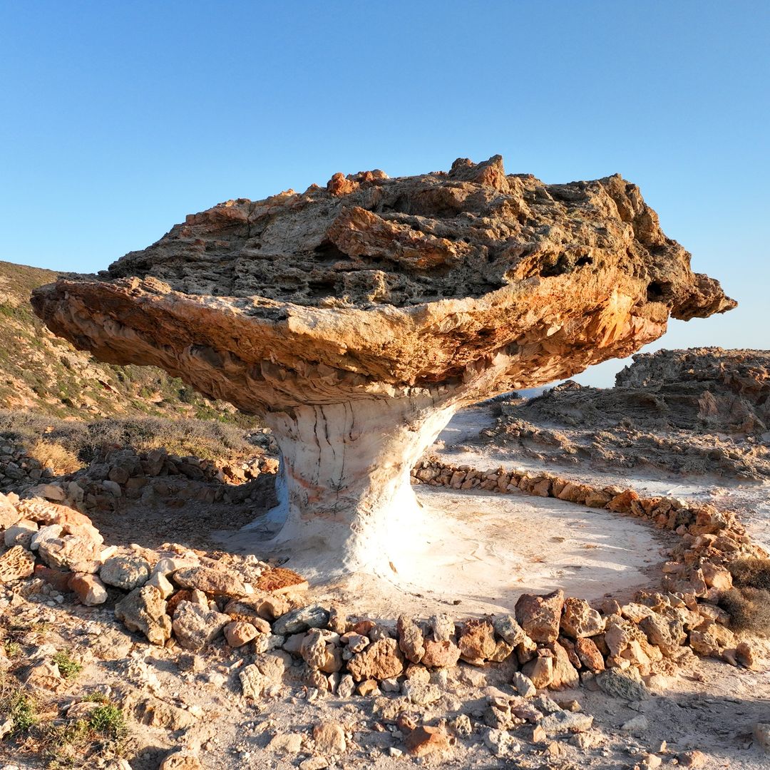 Skiadi, una sorprendente formación geológica con forma de enorme seta de piedra esculpida por la erosión en la isla de Kimolos, Grecia