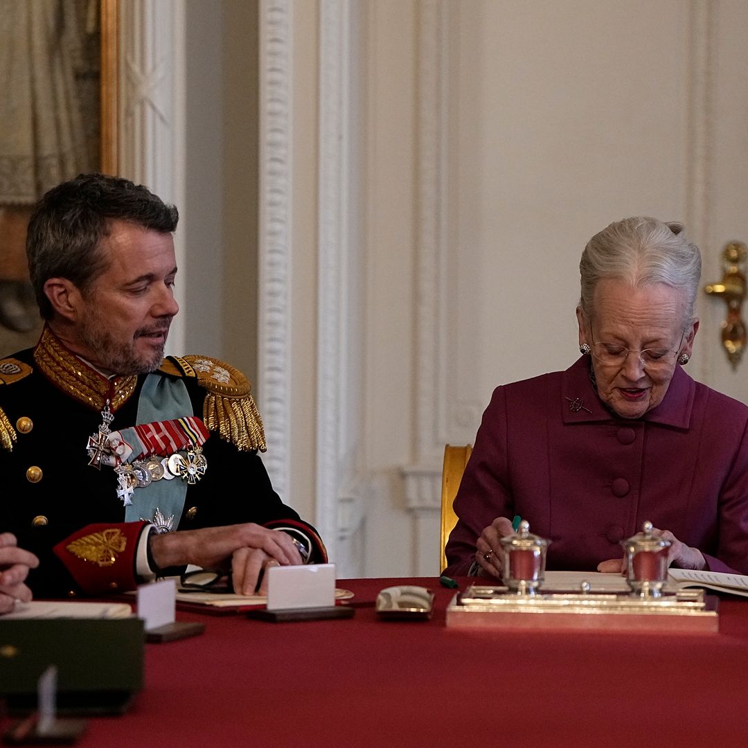 Plano medio de Federico, Christian y Margarita de Dinamarca en su abdicación