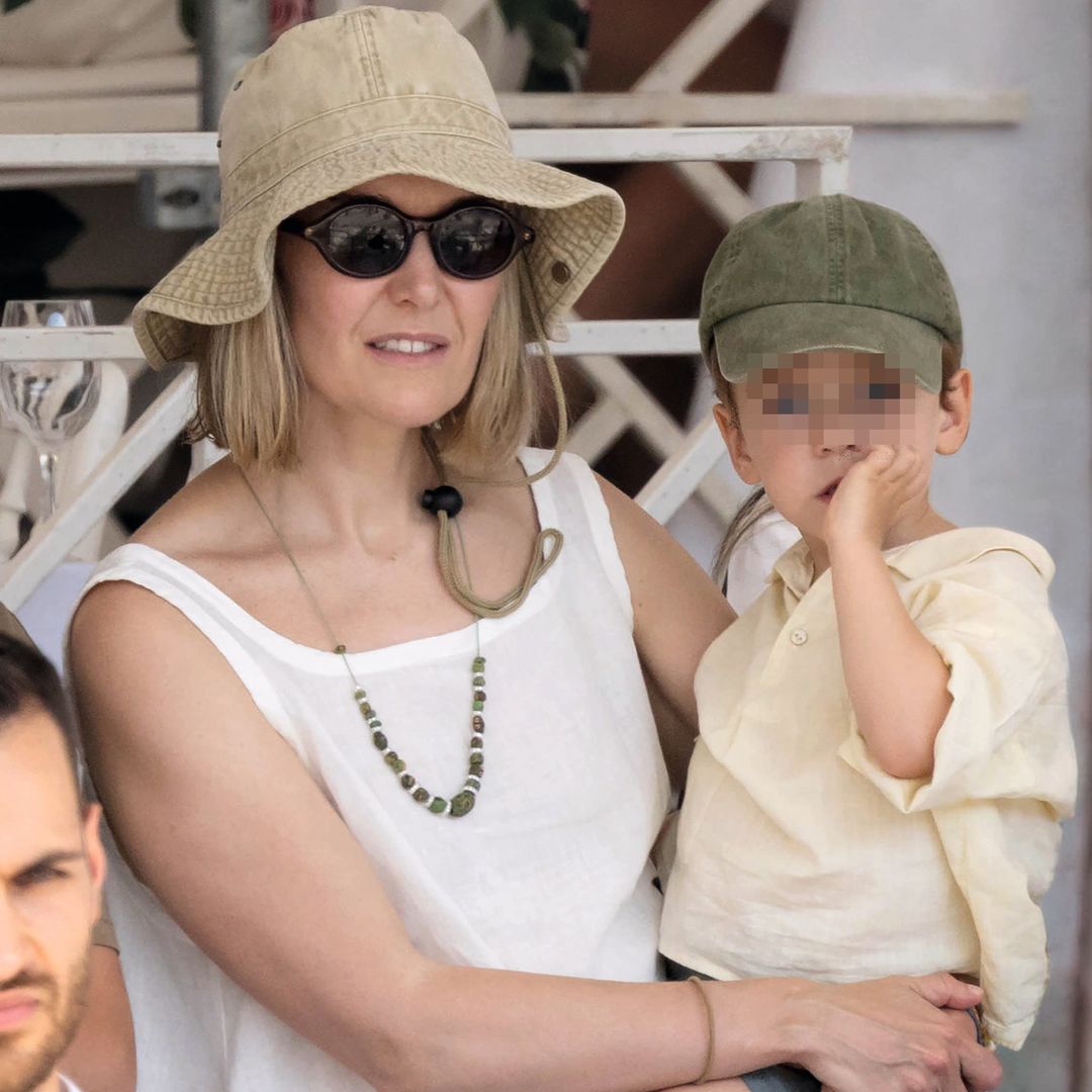 Marta Ortega con el pequeño Manuel en brazos