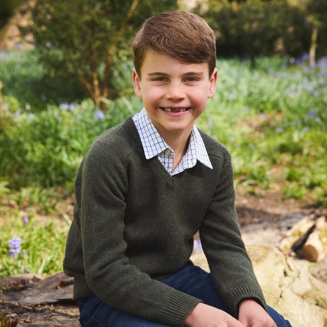 El príncipe Louis cumple 7 años: sonrisa mellada y estilo preadolescente
