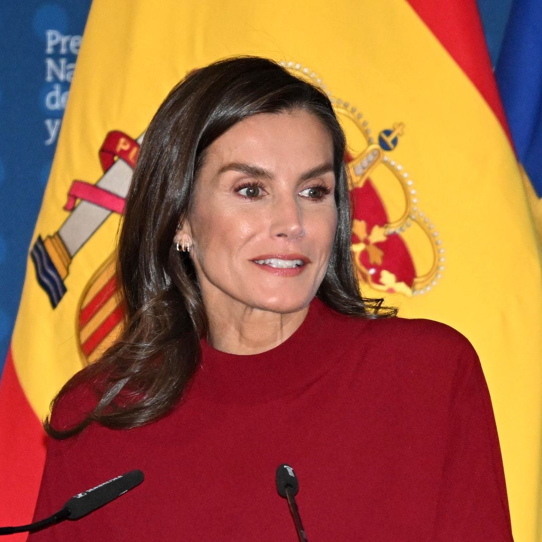 La reina Letizia recicla y parece que va de estreno: el vestido ‘cherry’ de Massimo Dutti que también tiene Máxima