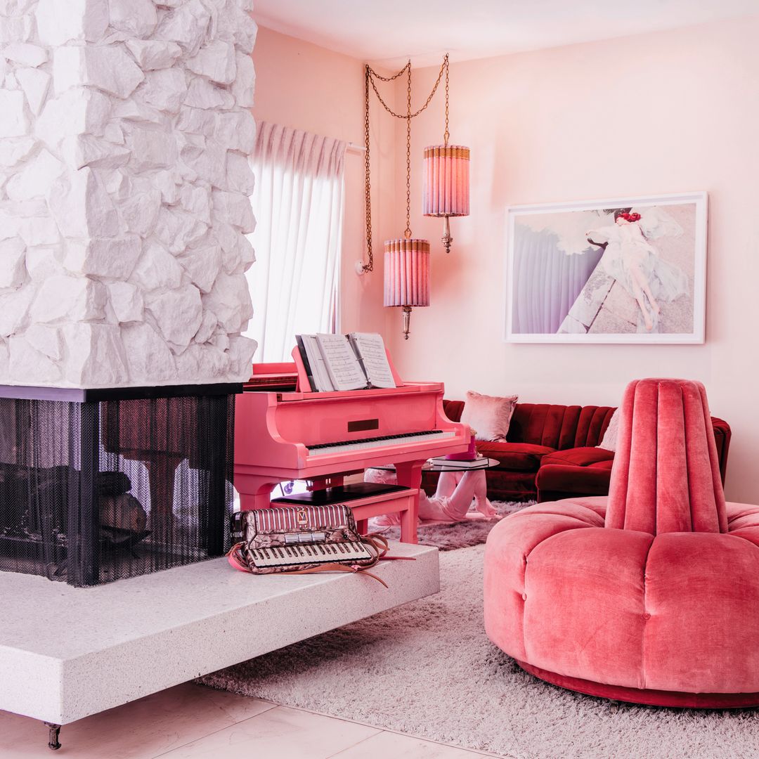 JAMIE NELSON NOS RECIBE EN SU CASA ROSA DE LOS ÁNGELES, UN TEMPLO DEL ESTILO RETRO, FANTASÍA Y “GLAMOUR” HOLLYWOODiense