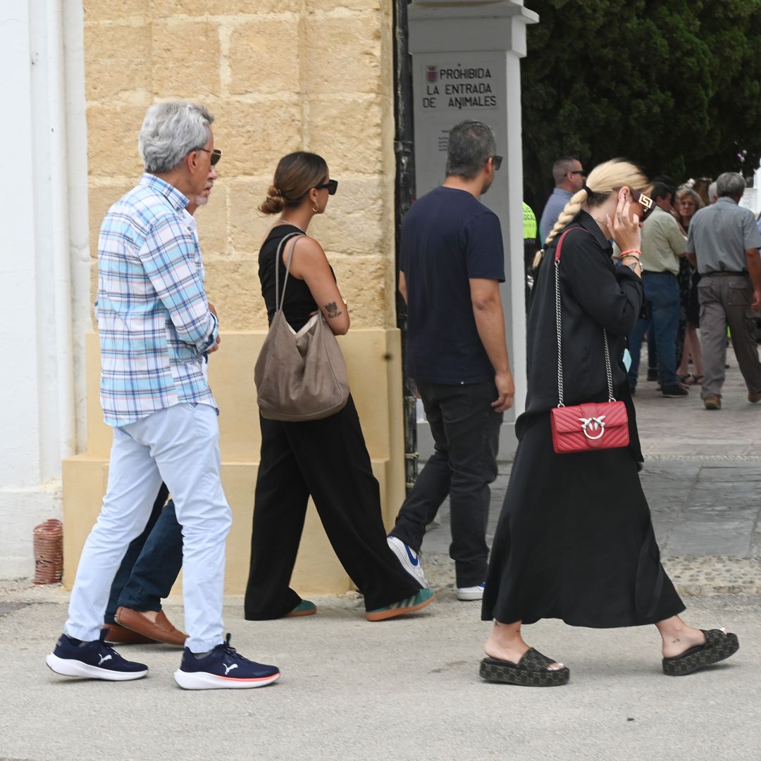 José Ortega Cano, José Fernando, Rocío Flores y Gloria Camila en el entierro de Michu en Arcos de la Frontera, Cádiz. 10 de julio de 2025