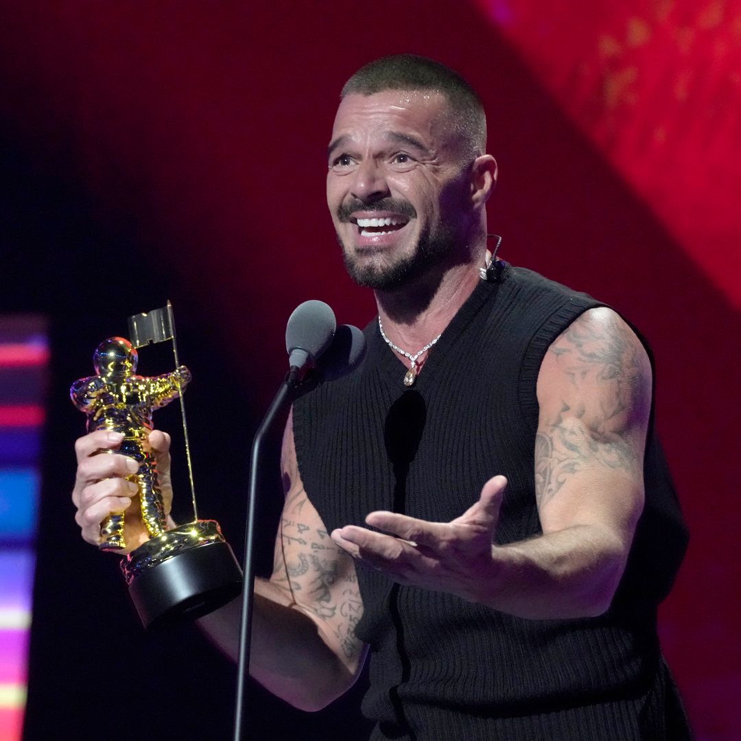 Ricky Martin hace un recorrido musical y agradece a sus hijos al recibir el Latin Icon Award en los MTV MVAs 2025
