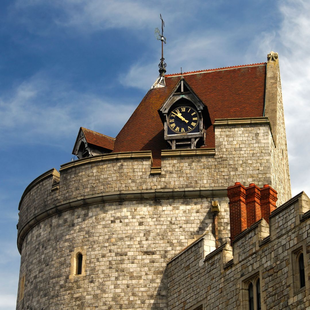 Torre y reloj en el castillo de Windsor en Inglaterra