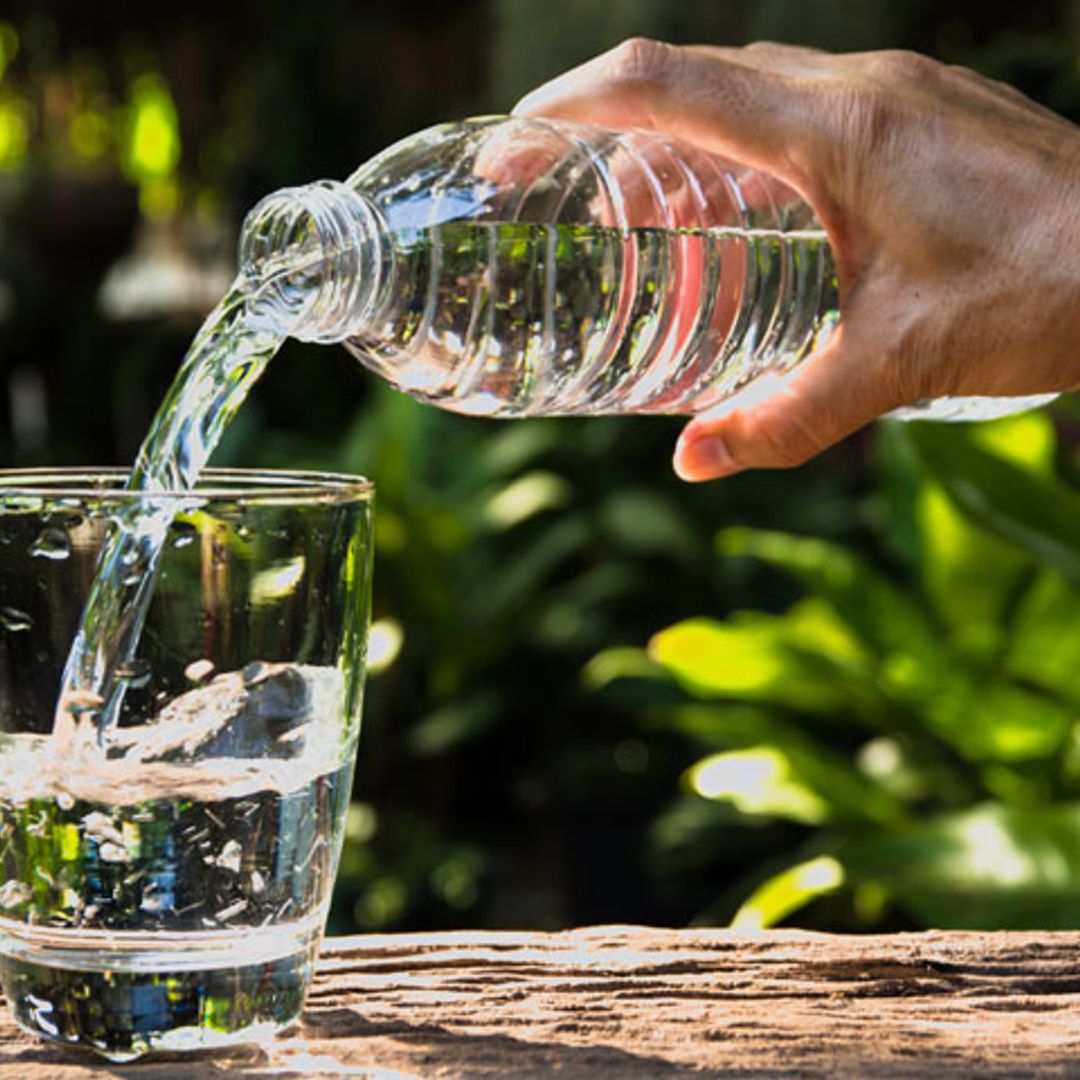 Vivir sin plásticos: ¿Por qué deberíamos dejar de beber agua embotellada?