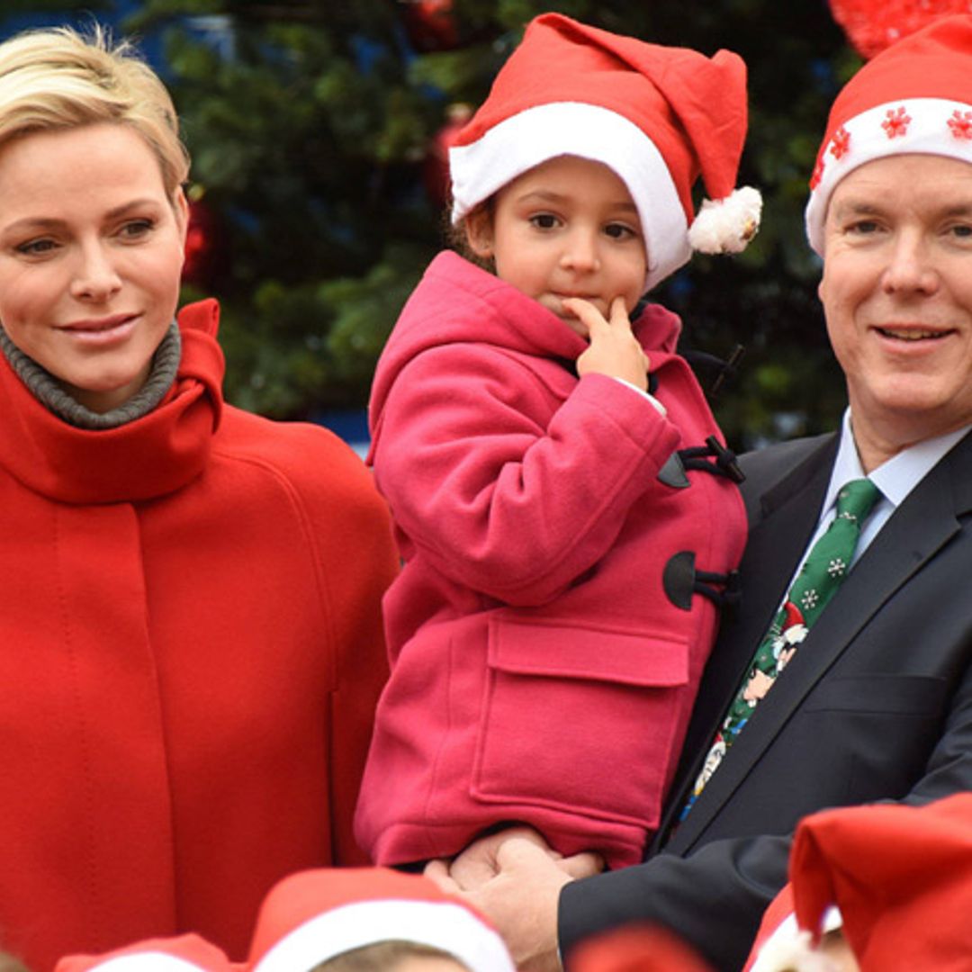 Alberto y Charlene de Mónaco, los perfectos ayudantes de Papá Noel por un día