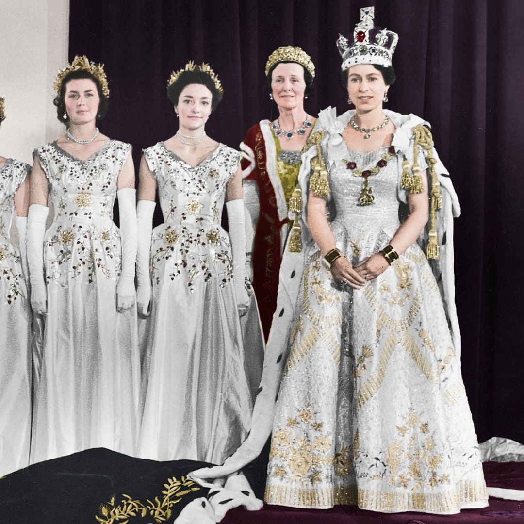 Isabel II hizo historia en su coronación hace 72 años: un vestido bordado con símbolos del Imperio