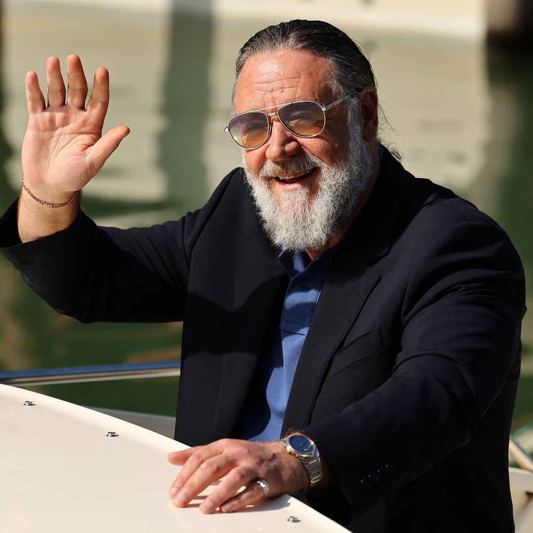 Russell Crowe (62 años) presume de su impresionante cambio físico en Venecia arropado por su mujer y su hijo