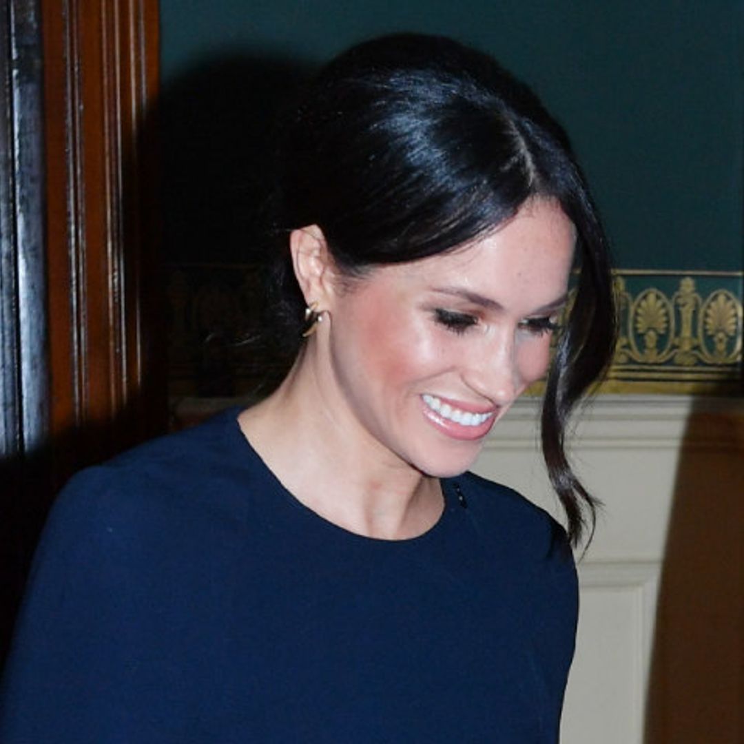 Meghan Markle le 'copia' a la Reina Letizia sus pendientes más asequibles