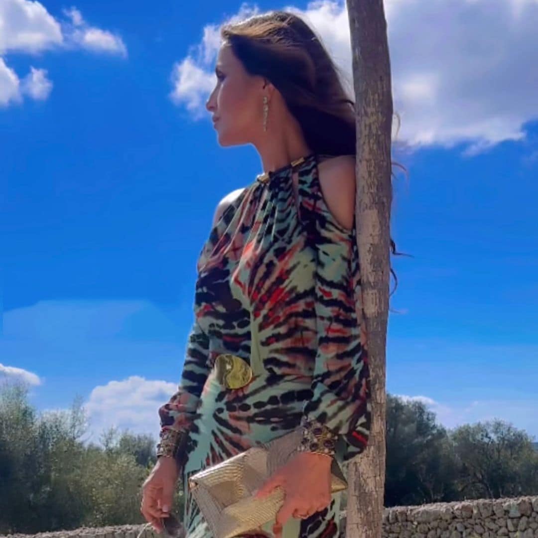 Paloma Cuevas, radiante con su look de invitada más sorprendente: vestido 'tie dye' y accesorios dorados