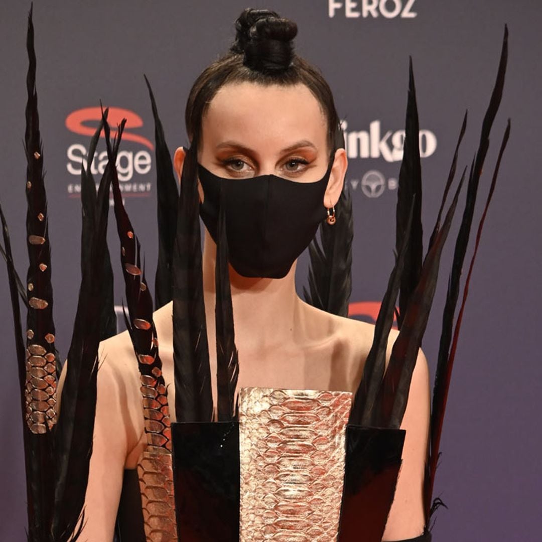 Solo Milena Smit podía llevar este impresionante look en la alfombra roja de los Premios Feroz