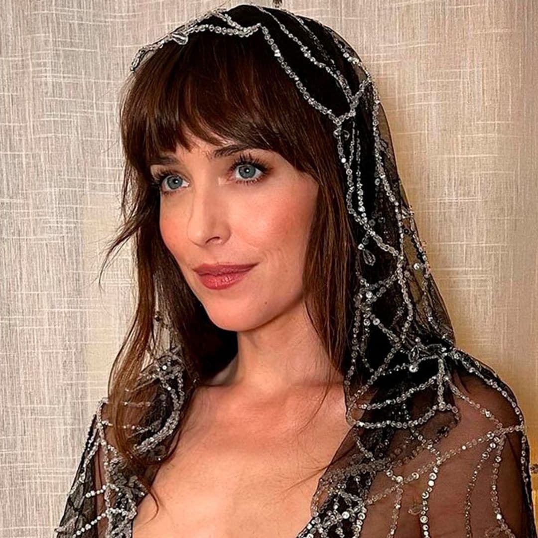 Del vestido 'araña' con guiño español a los trajes diplomáticos: los looks de Dakota Johnson en Brasil