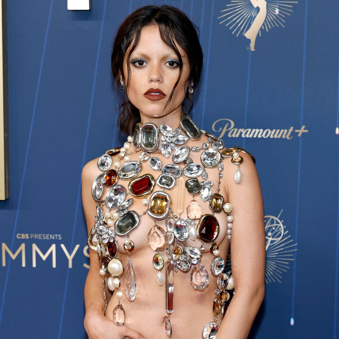 Jenna Ortega se suma a la tendencia del 'naked dress' en los premios Emmy 2025