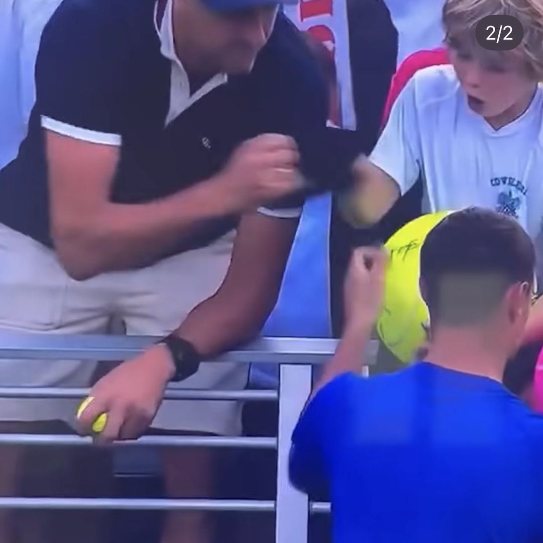 El momento exacto en el que un hombre adulto le arrebata una gorra a un pequeño en el US Open.