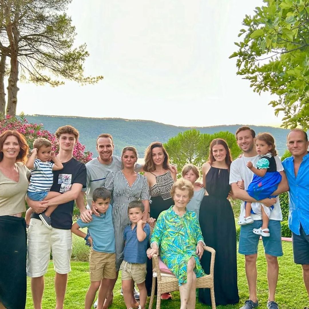 Quién es quién en la familia numerosa de Verónica Mengod: de sus tres hijos a sus siete nietos