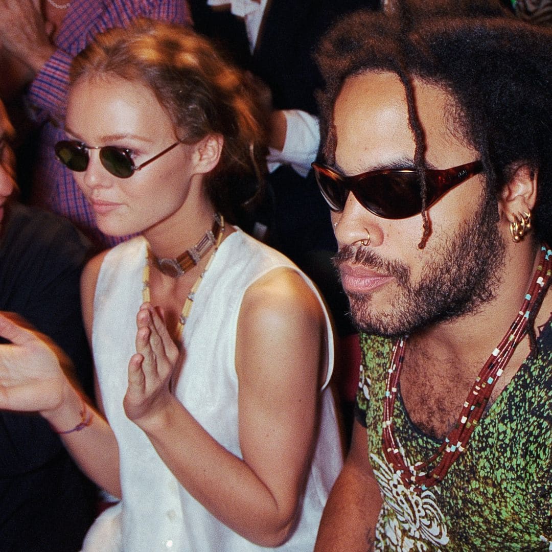 Vanessa Paradis y Lenny Kravitz asisten al desfile de Vivienne Westwood Ready to Wear Primavera/Verano 1995, en el marco de la Semana de la Moda de París, el 12 de octubre de 1994 en París, Francia. (Foto de Stephane Cardinale/Sygma vía Getty Images)