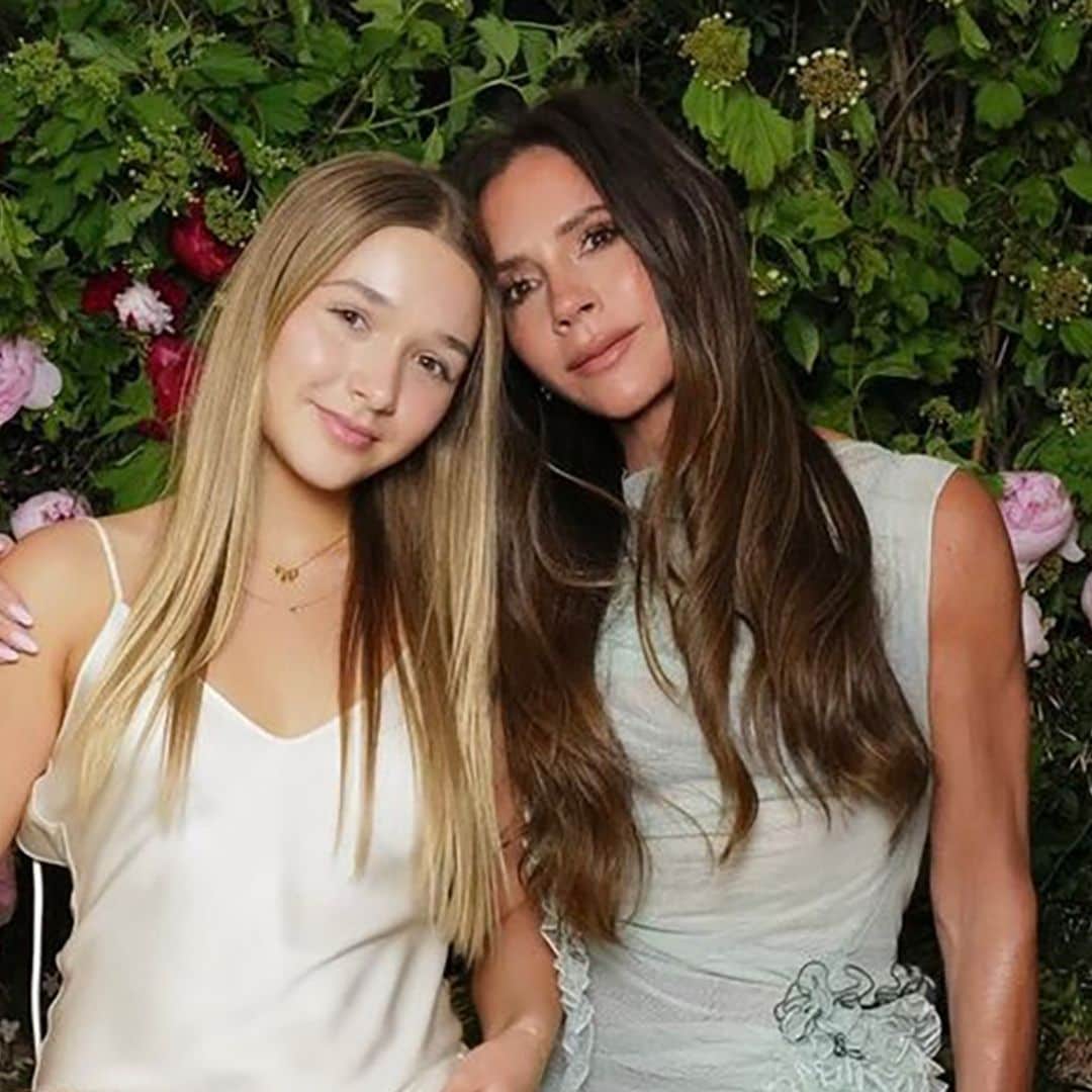 Harper Beckham sorprende con un 'slip dress' de seda y sandalias de tacón en el cumpleaños de su madre
