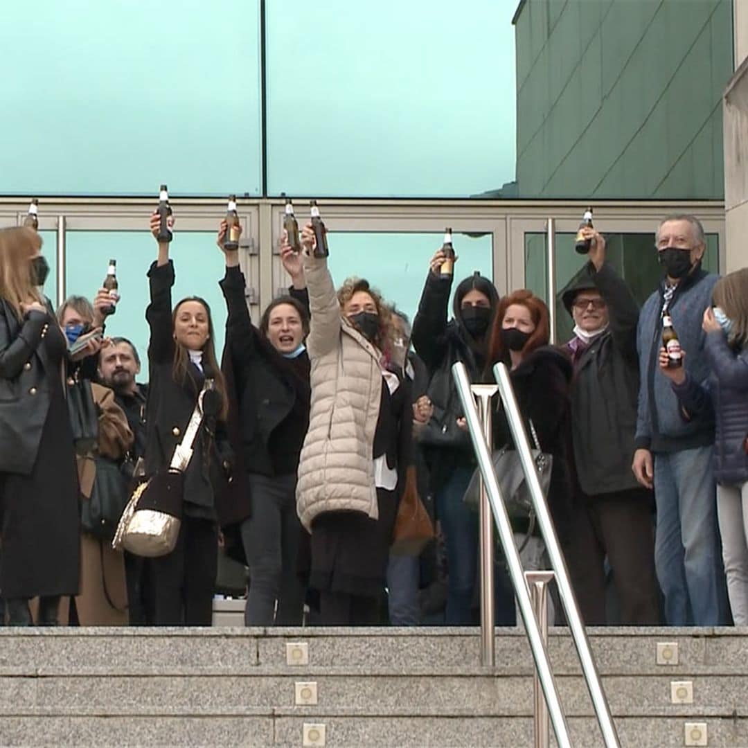 La original despedida a Quique San Franciso: una gran ovación y brindando con cerveza