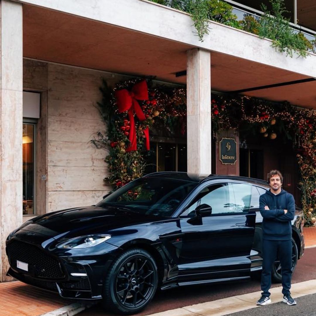 El piloto con su Aston Martin DBX S negro