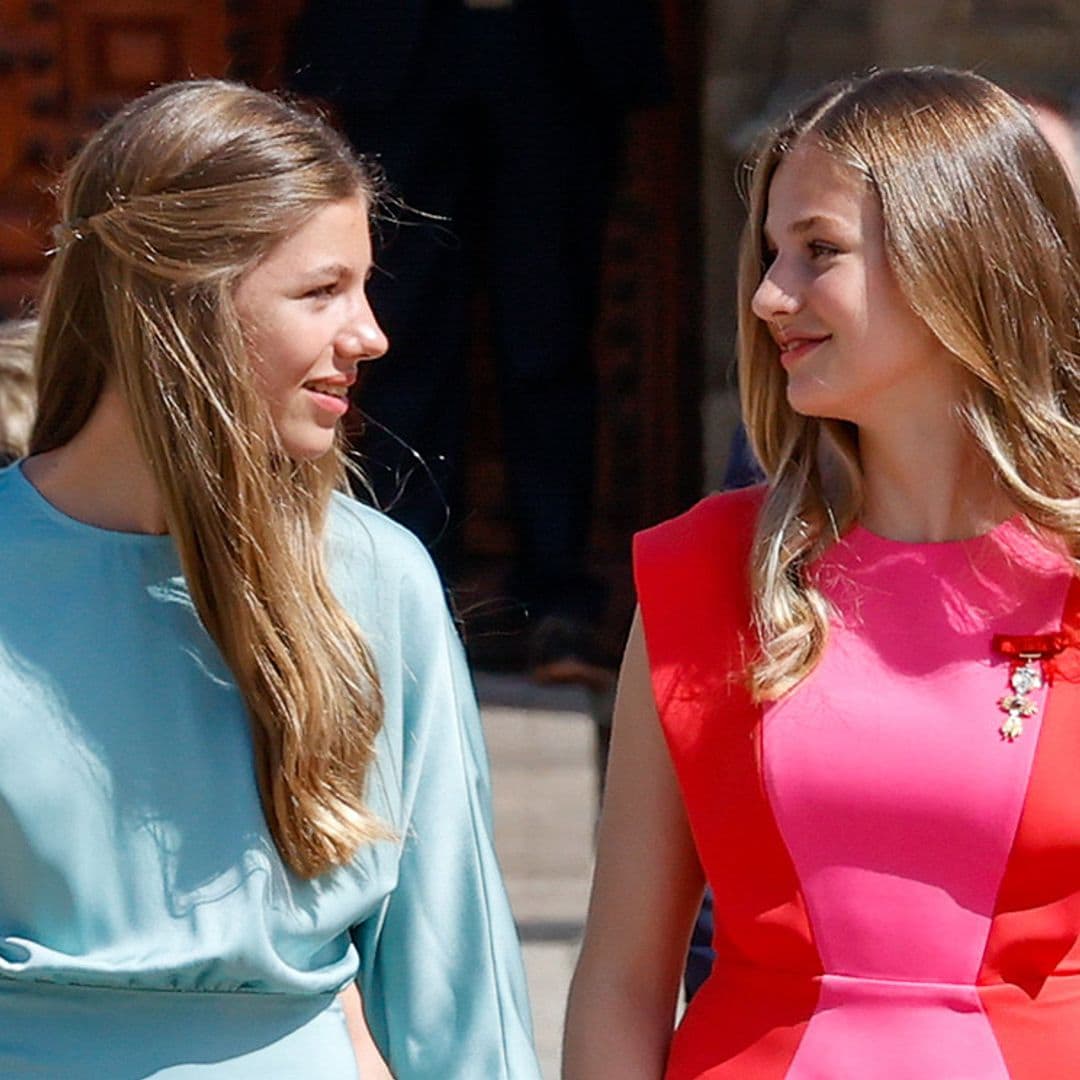 Así han evolucionado la princesa Leonor y la infanta Sofía desde su debut en Santiago hace un año