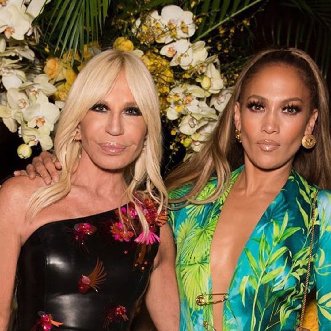 Donatella Versace viste a su perro con el modelo ‘jungle print’ de Jennifer Lopez
