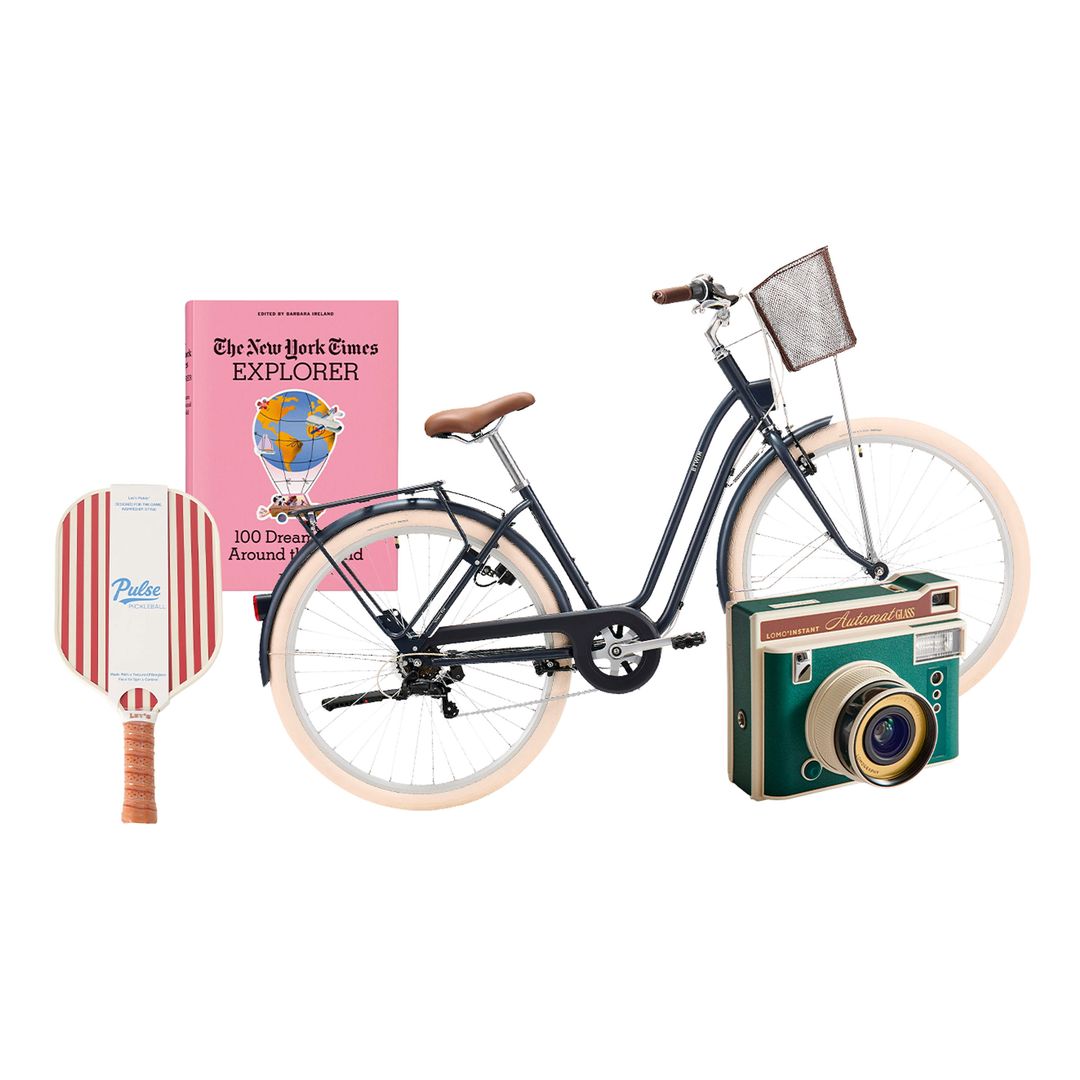 VIAJAR The New York Times Explorer, 100 viajes soñados alrededor del mundo (38 €), de Taschen. JUGAR Pala de pickleball Cherry (61,95 €), de Pulse. PEDALEAR Bicicleta urbana clásica Elops (350 €), de Decathlon. CONTEMPLAR Cámara de fotos Lomo’Instant Automat Glass (199 €), de Zara Home en colaboración con Lomography